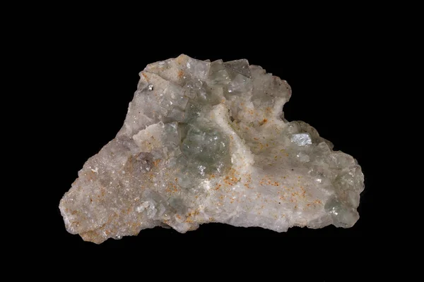 Macro mineraal fluoriet steen op balck achtergrond — Stockfoto