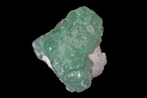 Pietra di fluorite macrominerale su sfondo balck — Foto Stock