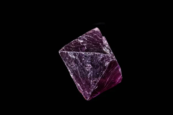 Pietra di fluorite macrominerale su sfondo balck — Foto Stock