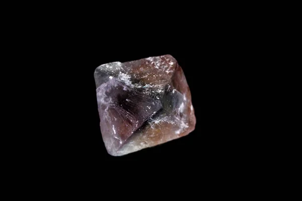 Pierre fluorite macro minérale sur fond rouge — Photo