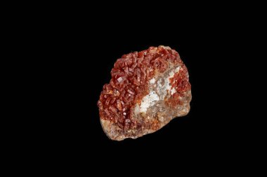 Makro mineral taş Vanadinite siyah bir zemin üzerine