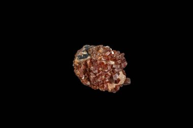 Makro mineral taş Vanadinite siyah bir zemin üzerine