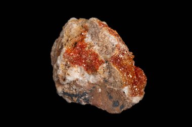 Makro mineral taş Vanadinite siyah bir zemin üzerine