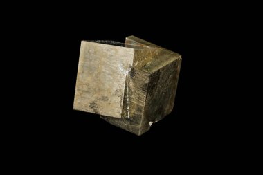 Makro mineral taş pirit siyah bir zemin üzerine