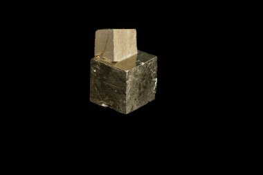 Makro mineral taş pirit siyah bir zemin üzerine