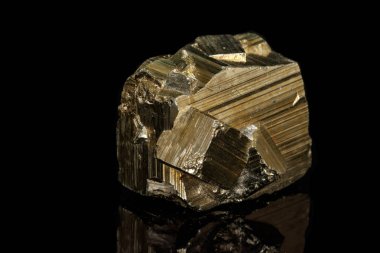 Makro mineral taş pirit siyah bir zemin üzerine