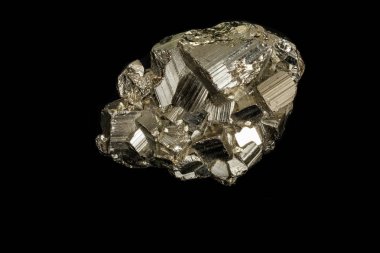 Makro mineral taş pirit siyah bir zemin üzerine