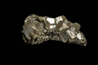 Makro mineral taş pirit siyah bir zemin üzerine