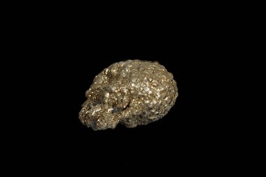 Makro mineral taş pirit siyah bir zemin üzerine