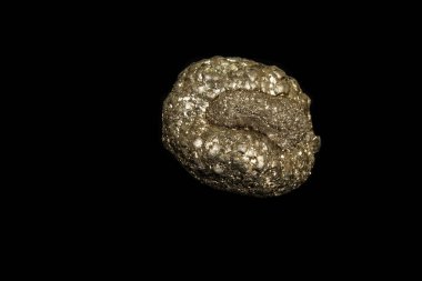 Makro mineral taş pirit siyah bir zemin üzerine