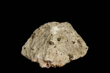 Makro mineral taş pirit siyah bir zemin üzerine