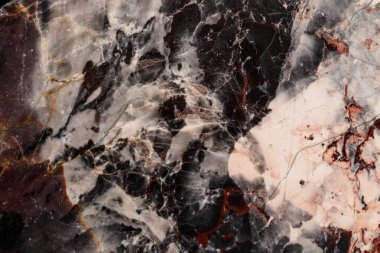 Makro siyah arka plan üzerinde mineral jasper taş