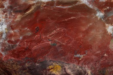 Makro siyah arka plan üzerinde mineral jasper taş