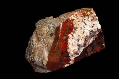 Makro siyah arka plan üzerinde mineral jasper taş