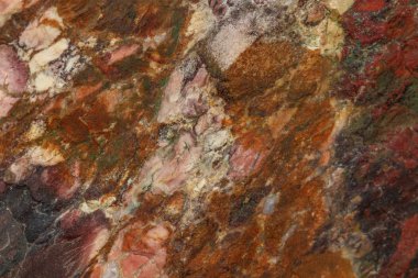 Makro siyah arka plan üzerinde mineral jasper taş