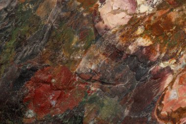 Makro siyah arka plan üzerinde mineral jasper taş