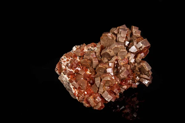 Pedra macro mineral Vanadinite sobre um fundo preto — Fotografia de Stock