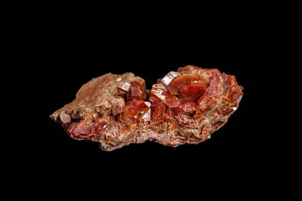 Macro pietra minerale Vanadinite su sfondo nero — Foto Stock