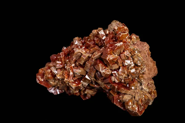 宏观矿物石头 Vanadinite 在一个黑色背景 — 图库照片