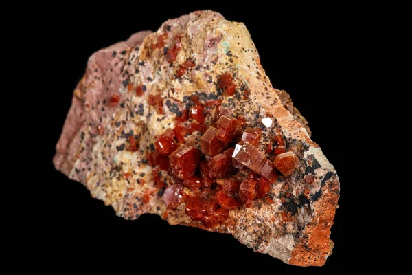 Macro pietra minerale Vanadinite su sfondo nero — Foto Stock