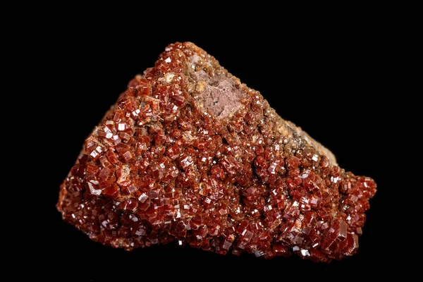 Macro pierre minérale Vanadinite sur fond noir — Photo