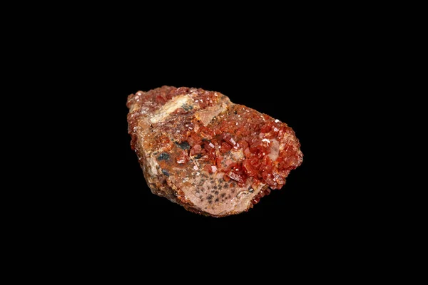 Makro mineral taş Vanadinite siyah bir zemin üzerine — Stok fotoğraf