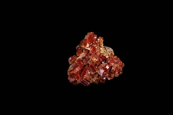 宏观矿物石头 Vanadinite 在一个黑色背景 — 图库照片