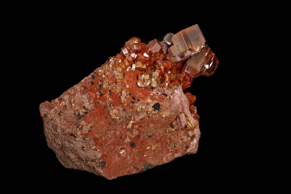 Macro pierre minérale Vanadinite sur fond noir — Photo