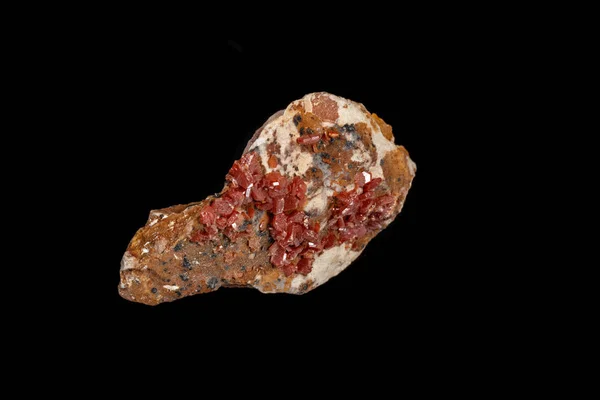 Makro mineral sten Vanadinite på en svart bakgrund — Stockfoto