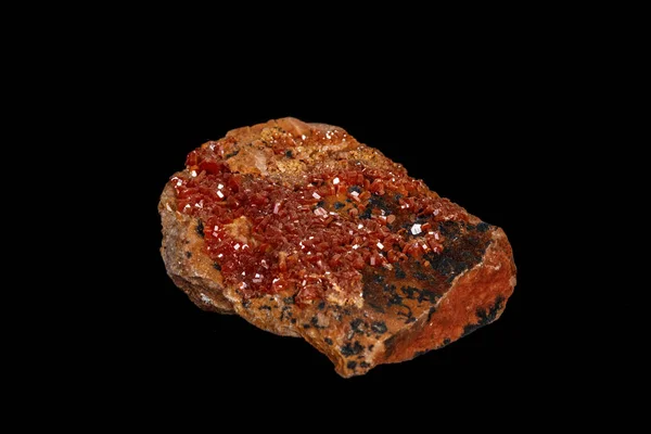 Pedra macro mineral Vanadinite sobre um fundo preto — Fotografia de Stock