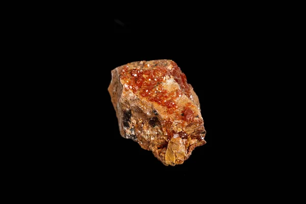 Pedra macro mineral Vanadinite sobre um fundo preto — Fotografia de Stock