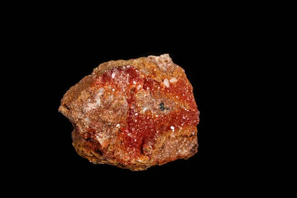 Makro mineral taş Vanadinite siyah bir zemin üzerine — Stok fotoğraf