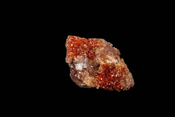 Pedra macro mineral Vanadinite sobre um fundo preto — Fotografia de Stock