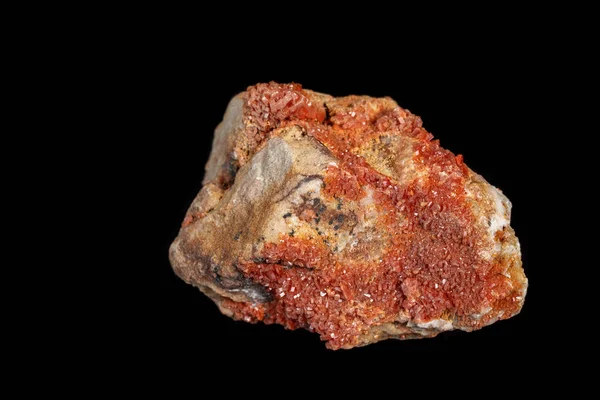 Makro mineral sten Vanadinite på en svart bakgrund — Stockfoto