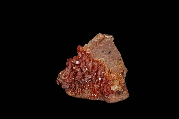 Macro pietra minerale Vanadinite su sfondo nero — Foto Stock