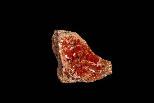 Pedra macro mineral Vanadinite sobre um fundo preto — Fotografia de Stock