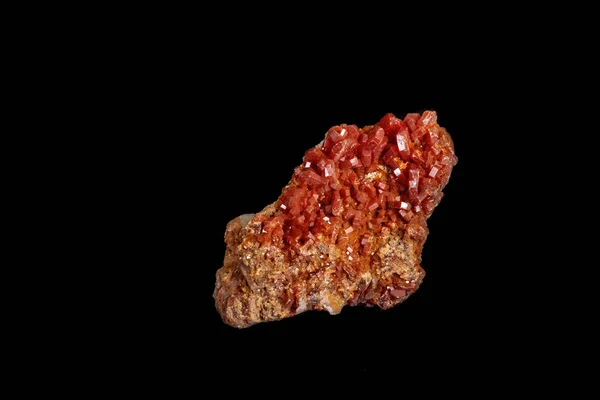 Macro pietra minerale Vanadinite su sfondo nero — Foto Stock