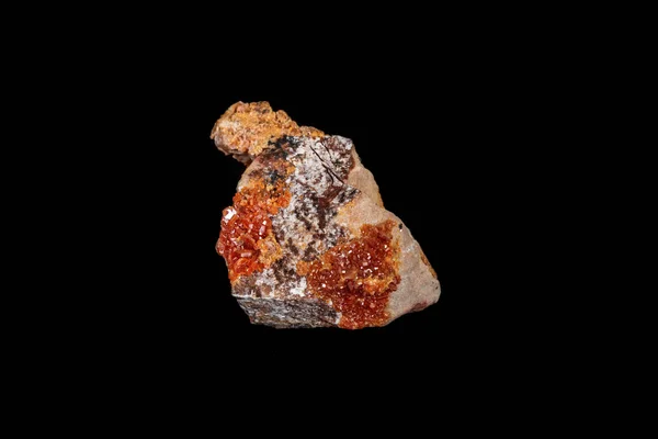 Pedra macro mineral Vanadinite sobre um fundo preto — Fotografia de Stock