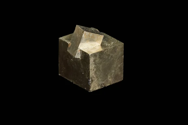 Piedra mineral macro Pirita sobre fondo negro — Foto de Stock