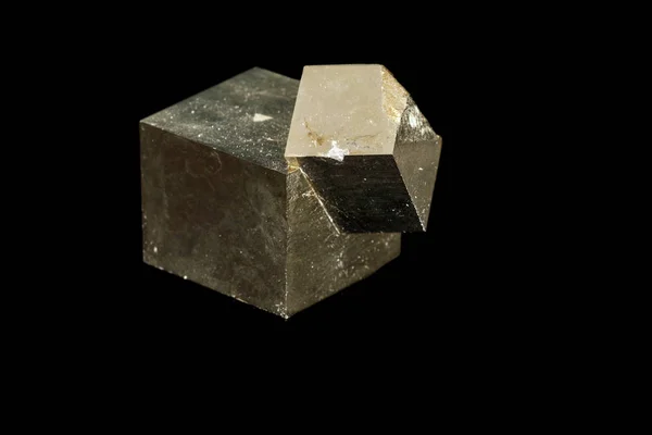 Makro mineral sten Pyrite på svart bakgrund — Stockfoto