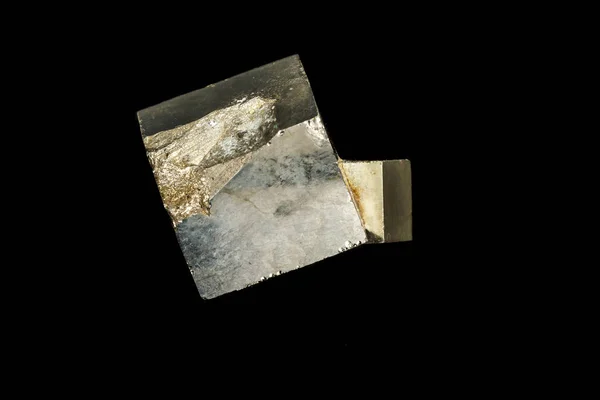 Piedra mineral macro Pirita sobre fondo negro — Foto de Stock