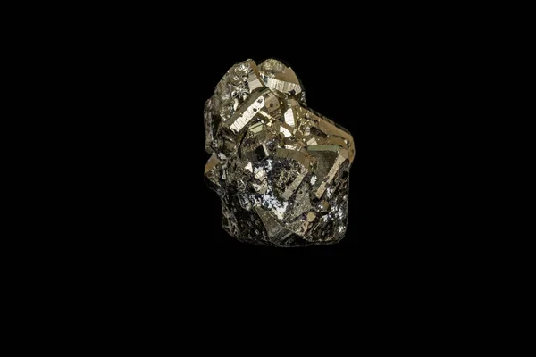 Макро мінеральний камінь Пірит на чорному тлі — стокове фото