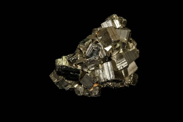 Makro mineral sten Pyrite på svart bakgrund — Stockfoto