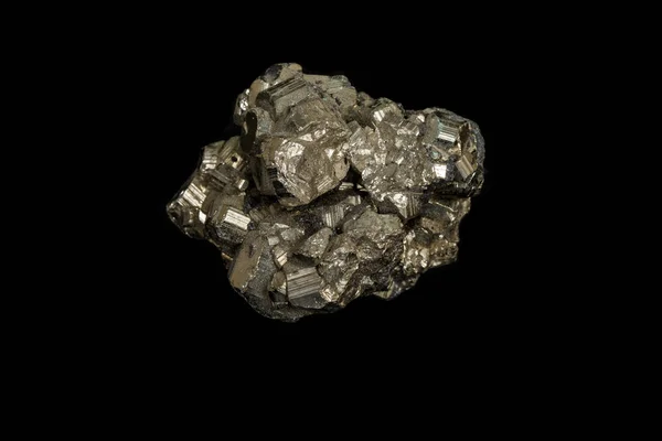 Makro mineral taş pirit siyah bir zemin üzerine — Stok fotoğraf