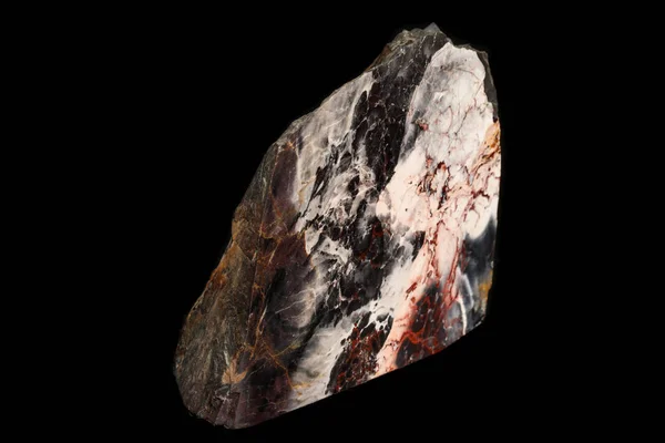 Макрокаменный минеральный яшма на черном фоне — стоковое фото
