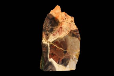 Makro siyah arka plan üzerinde mineral jasper taş