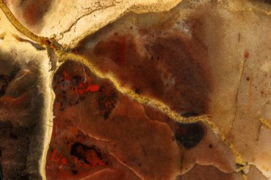 Makro siyah arka plan üzerinde mineral jasper taş