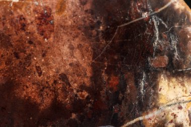 Makro siyah arka plan üzerinde mineral jasper taş