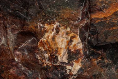 Makro siyah arka plan üzerinde mineral jasper taş
