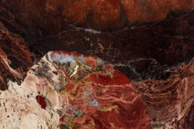 Makro siyah arka plan üzerinde mineral jasper taş